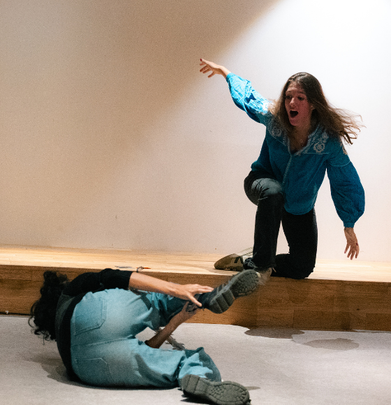 Élèves en scène pendant un atelier d'improvisation
