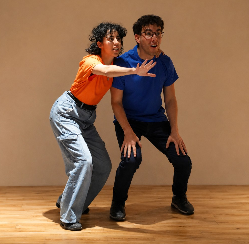 Deux élèves d'improvisation en plein jeu sur le plateau